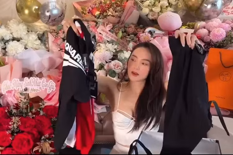 Cô thú nhận mình khá đàn ông và năng động nên được tặng 3 chiếc áo 3 lỗ để tiện chạy việc.