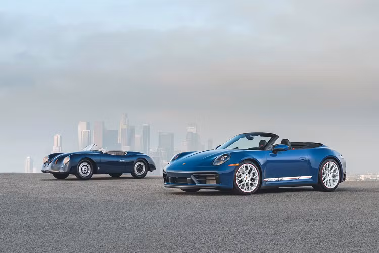 Mẫu siêu xe Porsche 911 Carrera GTS Cabriolet America được lấy cảm hứng từ mẫu xe Porsche 356 America Roadster đời 1953, cùng màu sơn ngoại thất xanh Azure Blue 356.