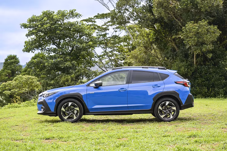 Mẫu xe crossover Subaru Crosstrek 2023 mới có kích thước bao gồm chiều dài 4.480 mm, chiều rộng 1.800 mm và chiều cao 1.580 mm, chiều dài cơ sở 2.670 mm. Những con số đó gần giống với Crosstrek thế hệ tiền nhiệm, ngoại trừ chiều dài được kéo dài thêm 15 mm.