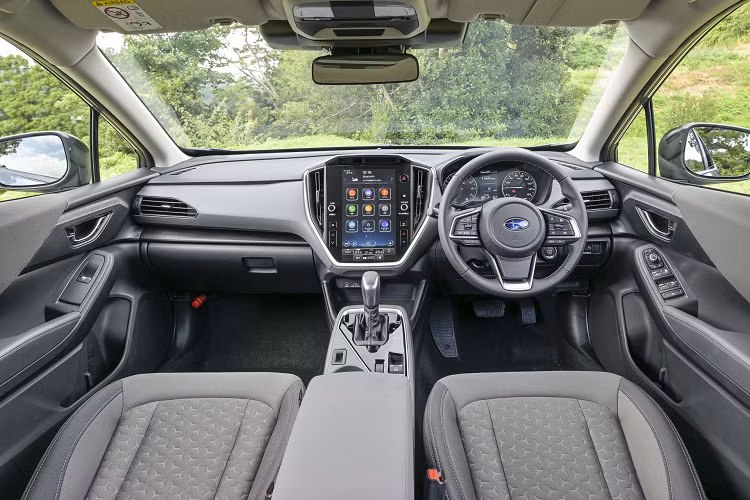 Điều thú vị là Subaru đã không thêm một cụm đồng hồ kỹ thuật số, thay vào đó vẫn giữ cụm đồng hồ cũ với mặt số tương tự. Tùy thuộc vào biến thể, ghế được bọc bằng vải hoặc da với đường chỉ khâu màu bạc.