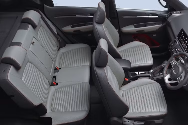 Nằm bên dưới nắp ca-pô của Kia Sonet X-Line 2023 là 2 loại động cơ. Thứ nhất là động cơ xăng tăng áp, dung tích 1.0L, sản sinh công suất tối đa 120 mã lực, kết hợp cùng hộp số tự động ly hợp kép 7 cấp. Thứ hai là động cơ diesel, dung tích 1.5L với công suất tối đa 115 mã lực, đồng hành cùng hộp số tự động 6 cấp.