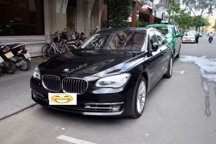 Đằng sau xe có 4 ống xả mạ chrome hình chữ nhật đặc trưng của dòng xe này, phía trên có đường ốp mạ chrome và bộ vành xe đa chấu tuyệt đẹp. Ở các khung cửa xe có nẹt ốp mạ chrome và cánh gió phía sau xe.