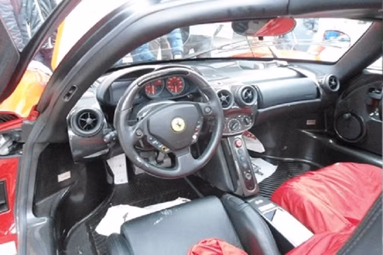 Vẫn là màu sơn đỏ Rosso Corsa đặc trưng của hãng xe Ferrari được khoác lên mình siêu phẩm Enzo từng xuất hiện tại Hải Phòng. Bên trong khoang lái xe có nội thất màu đen. Sau này, nhiều tin đồn cho rằng, chiếc siêu xe Ferrari Enzo từng xuất hiện ở Việt Nam vào năm 2012 thực chất định cư ở Thái Lan.