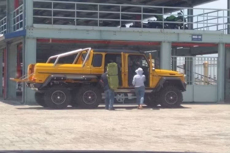 Đối với chiếc Mercedes-Benz G63 AMG 6x6 tại Việt Nam, dù mang biển Lào nhưng giá xe trước thuế chắc chắn không dưới 1 triệu USD (khoảng 23 tỷ đồng). Như vậy, nếu tính cả chi phí lăn bánh, giá xe có thể đội giá gấp tới 2 - 3 lần tại Việt Nam - khoảng hơn 60 tỷ.