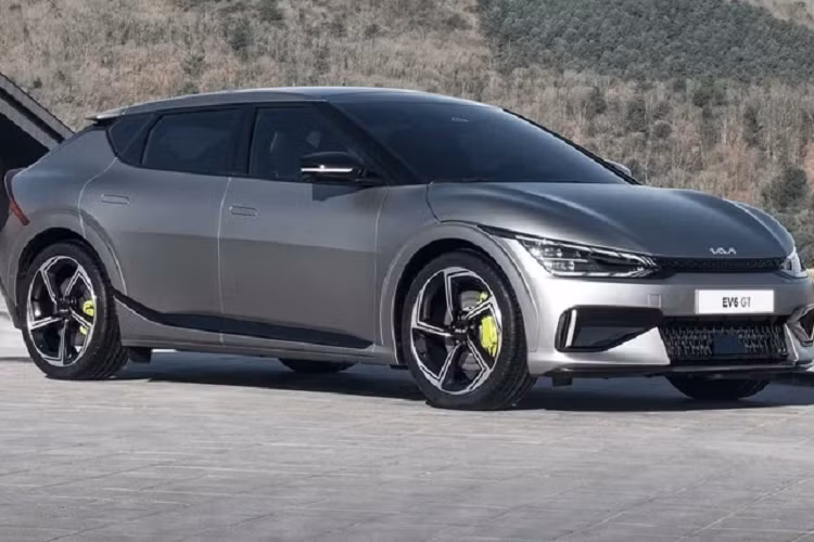 Hiện tại, giá xe Kia EV6 GT 2022 vẫn chưa được công bố, tại Hàn Quốc mẫu xe điện này sẽ được tung ra vào cuối năm nay. Kia EV6 đã được Thaco hé lộ sẽ bán ra tại Việt Nam vào năm 2022.