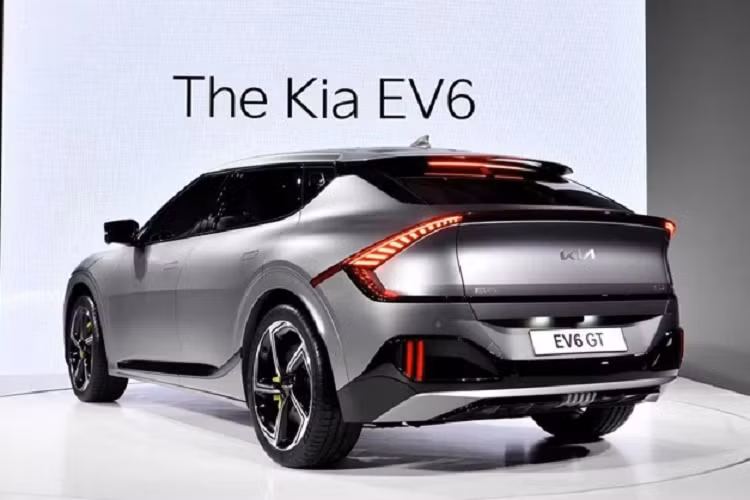 Theo như giới thiệu, mẫu xe này có thể tăng tốc từ 0 - 100 km/h chỉ trong vòng 3,5 giây, trước khi đạt được tốc độ tối đa lên đến 260 km/h. Những con số rất ấn tượng với một mẫu EV.