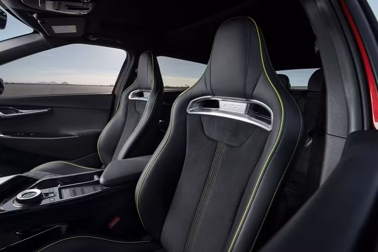 Dù là một chiếc crossover, nhưng Kia EV6 GT 2022 lại có được mức công suất và hiệu năng tương đương với những mẫu xe thể thao.