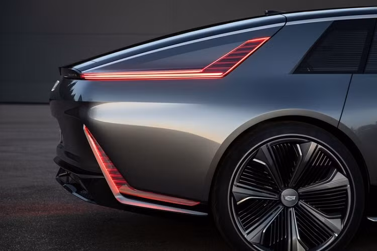 Không có nhiều thông tin về hệ truyền động được chia sẻ nhưng Celestiq ít nhất cũng mạnh ngang Cadillac Lyriq hay Chevrolet Blazer EV. Phiên bản cơ sở của Lyriq dùng một mô-tơ điện cho công suất 340 mã lực, trong khi Chevrolet Blazer EV SS được trang bị động cơ điện kép cho công suất lên tới 557 mã lực. Cadillac Celestiq EV hạng sang có thể sẽ có hệ dẫn động bốn bánh hoặc dẫn động cầu sau.