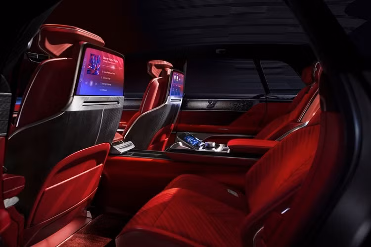 Celestiq cũng sẽ được trang bị mái kính thông minh có thể điều chỉnh lượng ánh sáng đi qua từng hành khách và hệ thống hỗ trợ lái rảnh tay Ultra Cruise thế hệ mới nhất. Là một chiếc xe điện sang trọng, Celestiq sở hữu bộ ghế ngồi cao cấp bọc da đắt đỏ với các điểm nhấn lấy cảm hứng từ chủ nghĩa tương lai.