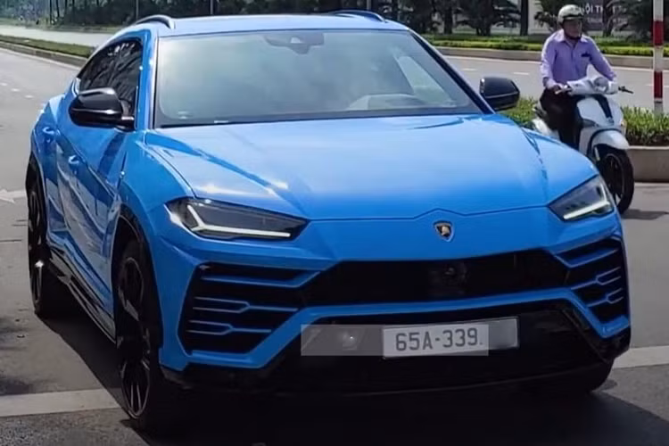 Từ lúc được mang về nước đến khi bị bán đi, thông tin về chiếc siêu SUV Lamborghini Urus tại Cần Thơ này rất ít khi được chia sẻ lên mạng xã hội. Mới đây, hình ảnh hiến hoi khi xe lăn bánh tại Cần Thơ với chiếc biển số 65A-339.XX đã thu hút sự chú ý của giới mê xe.