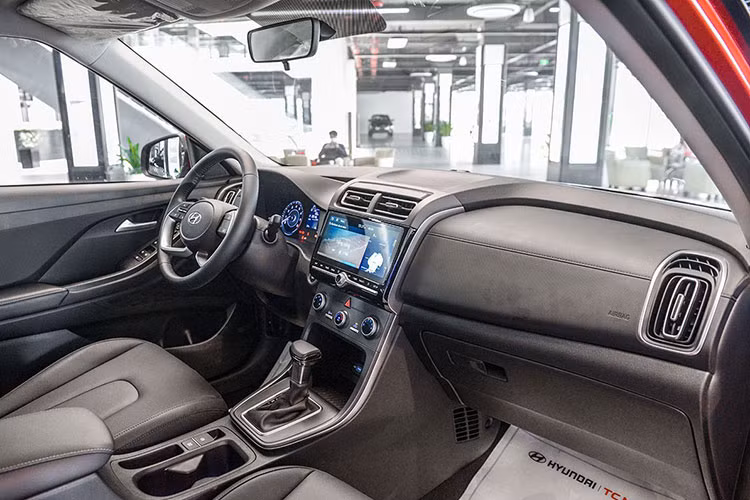 Phiên bản Hyundai Creta 2022 Đặc biệt này vẫn được trang bị đèn LED, mâm hợp kim 17 inch thiết kế thể thao, nội thất bên trong được bọc da, bảng đồng hồ sau vô lăng là loại analog kết hợp LCD 3,5 inch (trên bản cao cấp là Full Digital 10,25 inch),...