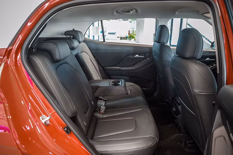 Hyundai Creta 2022 là mẫu xe thay thế Kona ở phân khúc crossover hạng B tại thị trường Việt Nam. Kể từ khi ra mắt, mẫu xe đã nhanh chóng được đón nhận với lượng đơn đặt hàng cao, trong khi do tình trạng thiếu chip bán dẫn nên nguồn cung chưa đáp ứng đủ.