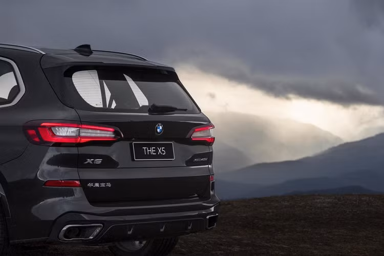 Đáng tiếc là động cơ của BMW X5 Li 2022 tại thị trường Trung Quốc không có gì khác biệt so với bản thường. Xe dùng động cơ xăng 4 xi-lanh, tăng áp, dung tích 2.0L, sản sinh công suất tối đa 261 mã lực và mô-men xoắn cực đại 400 Nm, ở BMW X5 xDrive30Li 2022. Trong khi đó, BMW X5 xDrive40Li 2022 dùng động cơ xăng 6 xi-lanh thẳng hàng, tăng áp, dung tích 3.0L với công suất tối đa 329 mã lực và mô-men xoắn cực đại 450 Nm.