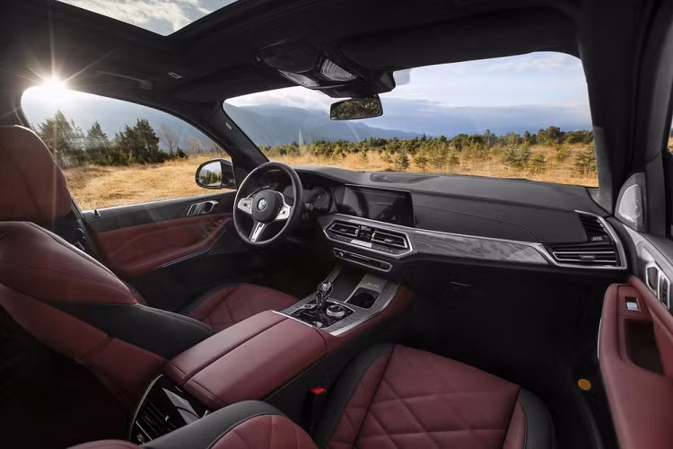 Theo hãng BMW, chiều dài bổ sung của X5 Li 2022 đều được dồn vào khoang hành khách phía sau. Điều này nhằm mang đến khoảng duỗi chân rộng rãi cho hành khách ngồi ở hàng ghế thứ hai. Đây vốn là một trong những tiêu chí quan trọng đối với khách hàng Trung Quốc khi mua xe. Khi nhìn bên ngoài, người ta có thể dễ dàng nhận ra đây là BMW X5 Li 2022 vì cửa sau dài hơn.