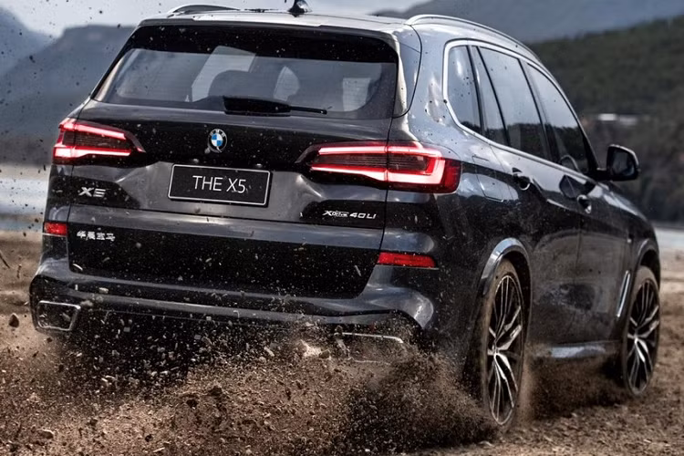 Khác với bản thường vốn xuất xưởng từ nhà máy ở bang Nam Carolina, Mỹ, BMW X5 Li 2022 lại là xe lắp ráp tại Trung Quốc. Hãng BMW dự định sẽ sản xuất 120.000 chiếc X5 Li mỗi năm. Đây là lần đầu tiên hãng BMW sản xuất dòng xe X5 tại Trung Quốc. Đồng thời, đây cũng là mẫu SUV đầu tiên của một thương hiệu hạng sang nước ngoài được lắp ráp tại Trung Quốc.