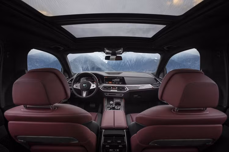 Đúng như thông tin rò rỉ từ trước đó, BMW X5 Li 2022 mới sở hữu kích thước khá lớn, bao gồm chiều dài 5.052 mm và chiều dài cơ sở 3.105 mm. So với BMW X5 thông thường, mẫu xe này có chiều dài cơ sở tăng đến 130 mm. Ngoài ra, chiều dài cơ sở của BMW X5 Li 2022 còn ngang ngửa với người anh em X7 được định vị ở phân khúc cao hơn.