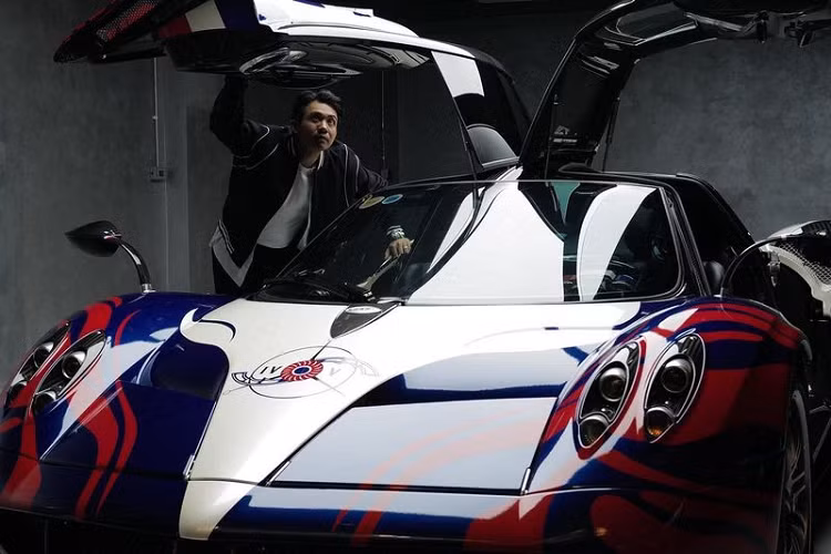 "Trái tim" của Pagani Huayra là khối động cơ V12 tăng áp kép 6.0L công suất sản sinh đạt 730 mã lực và mô-men xoắn cực đại 1.000Nm. Nhờ đó, Huayra có thể dễ dàng tăng tốc từ 0 - 100 km/h chỉ trong 2,8 giây trước khi chạm ngưỡng 383 km/h.