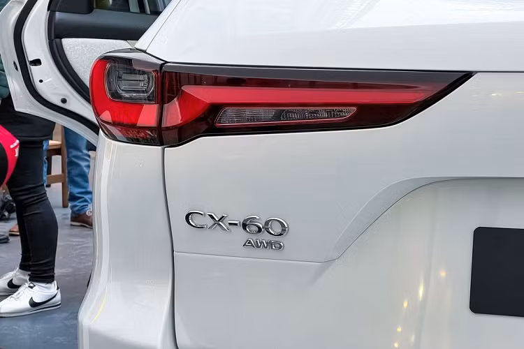 Tuy nhiên, với màu Rhodium White Premium thì một sắc tố mới được phát triển đã cho phép Mazda giảm độ dày của lớp màu đi 30% so với màu trắng Snowflake White Pearl Mica.