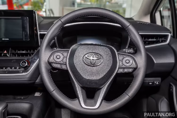 Đáng chú ý, Corolla Altis mới đã được tinh chỉnh hệ thống treo ở phía sau, sử dụng kiểu tay đòn kép (double wishbone) thay vì dùng loại thanh xoắn (torsion beam) cũ. Về nội thất, ở phiên bản cao cấp, xe sở hữu bộ ghế bọc da, ghế lái chỉnh điện 8 hướng, điều hoà tự động 02 vùng độc lập với cửa gió cho hàng ghế phía sau.
