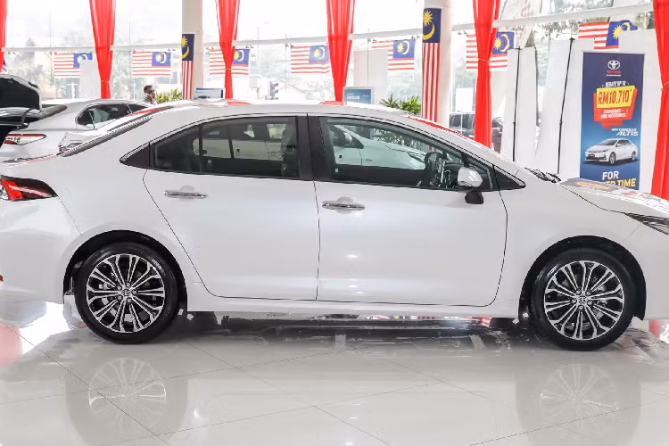 Hy vọng với bản nâng cấp mới này, Corolla Altis 2022 sẽ hấp dẫn nhiều khách hàng hơn, đặc biệt là tệp khách hàng có chi phí mua xe hạng C cao, đề cao thương hiệu, mua xe theo kiểu “ăn chắc mặc bền” và không sử dụng để chạy dịch vụ như các dòng xe Hàn trong phân khúc.