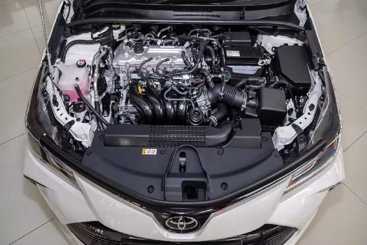 Về động cơ và hệ truyền động, mẫu xe sedan Toyota Corolla Altis 2022 mới sử dụng động cơ 4 xi-lanh thẳng hàng Dual VVT-i hút khí tự nhiên dung tích 1.8L (2ZR-FE) quen thuộc cho công suất tối đa 140 mã lực tại 6.000 vòng / phút và mô-men xoắn cực đại 172 Nm tại 4.000 vòng / phút. Sức mạnh được truyền xuống cầu trước (FWD) thông qua hộp số tự động vô cấp giả lập 7 cấp số Shiftmatic mode.