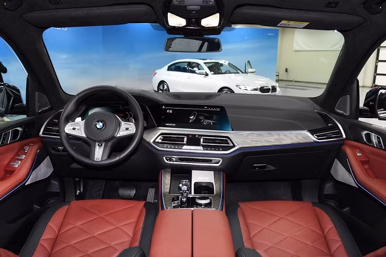 BMW X5 Li 2022 vẫn giữ thiết kế tổng thể của bản nhập khẩu. Tuy nhiên, hãng BMW đã bổ sung một số chi tiết thiết kế mới cho mẫu SUV hạng sang kéo dài này như khe gió sau chắn bùn trước đi kèm viền mạ crôm. Ngoài ra, hãng BMW còn trang bị gói phụ kiện M Performance với hệ thống xả M và cùm phanh M màu xanh dương cho xe. Trong khi đó, lưới tản nhiệt hình quả thận đôi cỡ lớn và đèn pha laser với tạo hình chữ "X" màu xanh dương được bê nguyên từ phiên bản nhập khẩu sang.