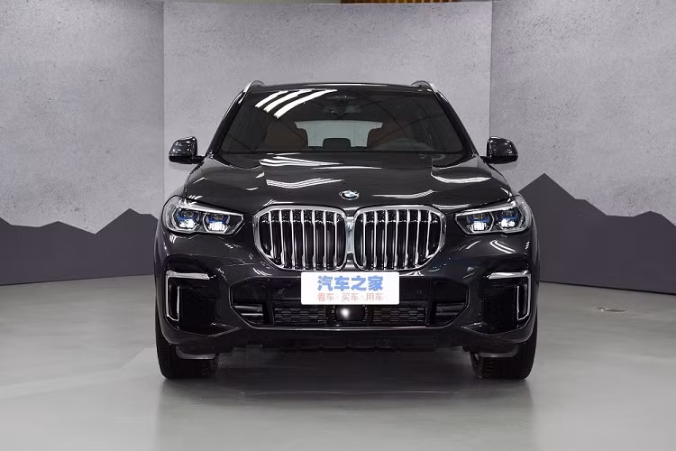 Ở chế độ lái Off-road, gầm xe sẽ được nâng cao 40 mm trong khi ở chế độ Sport, gầm xe lại hạ thấp 20 mm. Người lái cũng có thể điều chỉnh chiều cao gầm thông qua nút trên cụm điều khiển trung tâm. Để đưa đồ lên cốp dễ dàng hơn, người dùng có thể hạ thấp gầm 40 mm. Cuối cùng là những trang bị an toàn của BMW X5 Li 2022 như cảnh báo va chạm sớm, phanh khẩn cấp tự động, hỗ trợ lái khi tắc đường, hỗ trợ giữ làn đường, cảnh báo chệch làn đường, tự động phanh khi đỗ xe và camera 360 độ.
