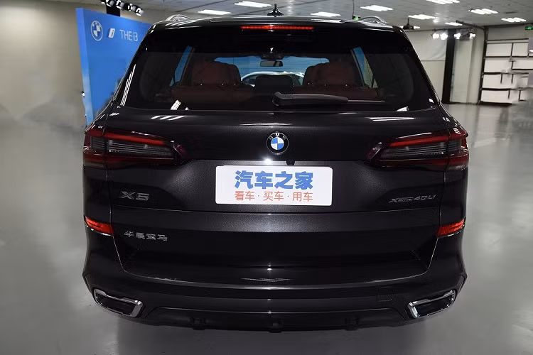 Điểm nhấn nữa bên trong BMW X5 Li 2022 chính là bảng đồng hồ kỹ thuật số với màn hình LCD 12,3 inch, màn hình thông tin giải trí dạng cảm ứng 12,3 inch, hỗ trợ Apple CarPlay/Baidu CarLife, màn hình hiển thị thông tin kính lái và tính năng ra lệnh bằng giọng nói dạng trợ lý ảo. Nhờ tính năng trợ lý ảo này, người lái có thể dùng giọng nói để đóng/mở cửa sổ, đặt bàn ở nhà hàng, cài đặt nhắc nhở hoặc thậm chí chuyển chế độ lái.