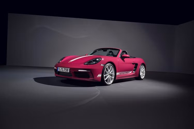 Được tìm thấy trong cabin của Porsche 718 Boxster Style Edition 2023 là ghế trước có sưởi, vô-lăng đa chức năng bọc da và có sưởi, thảm sàn với đường chỉ khâu màu Chalk tương phản, nội thất da màu đen với đường khâu màu phấn, tựa đầu in nổi phần còn lại của Porsche và ngưỡng cửa bằng thép không gỉ được chiếu sáng. bảo vệ theo tiêu chuẩn.