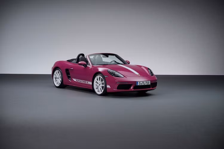 Điều đó đã được Porsche áp dụng gần đây cho 2 phiên bản của xe 718 là Boxster và Cayman với tên gọi là Style Edition, 1 mô hình sản xuất cho năm 2023.2 biến thể đặc biệt Style Edition của Porsche 718 Boxster và 718 Cayman sẽ có sẵn ở châu Âu vào ngay đầu năm 2023 trước khi có mặt ở thị trường nước ngoài vào 1 ngày sau đó.