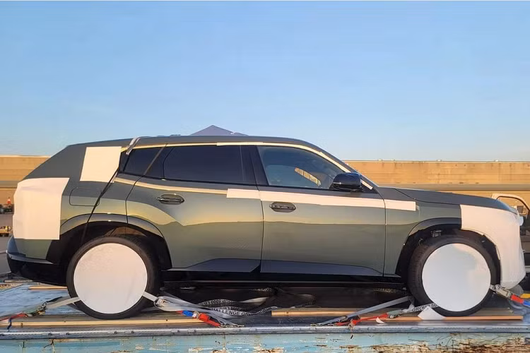 Theo kế hoạch, BMW XM hoàn toàn mới sẽ chính thức lên dây chuyền sản xuất vào tháng 12/2022 và được giới thiệu ra thị trường trong năm nay nhân dịp kỷ niệm 50 năm BMW M GmbH.