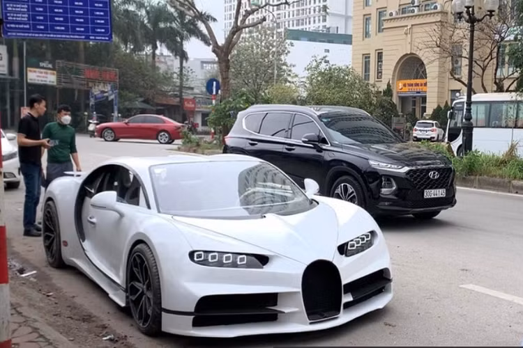 Để làm chỉn chu nội thất của chiếc Bugatti Chiron tự chế, nhóm Nhết TV đã đem xe tới một xưởng chuyên làm nội thất ô tô tại Hà Nội và nêu ý tưởng về việc muốn bọc da, ốp vân carbon, ốp nhôm và làm lại vô-lăng mới cho xe.