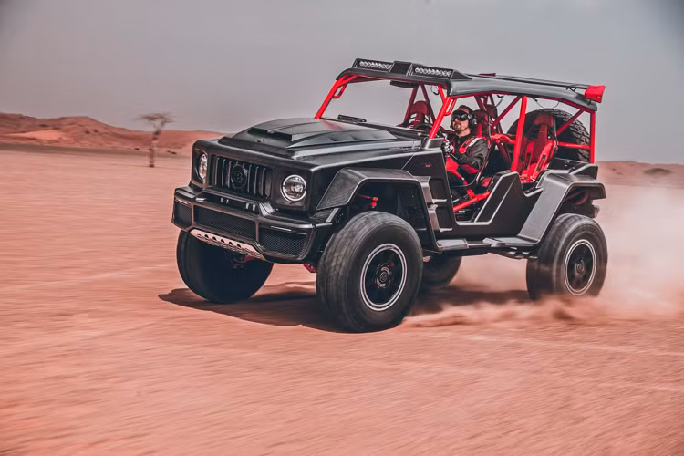 Mẫu xe địa hình mất 3,4 giây khi tăng tốc từ 0-100 km/h. Khác với mẫu xe tốc độ cao trên đường trường vốc có tốc độ tối đa hơn 300 km/h, Crawler 900 chỉ có tốc độ tối đa giới hạn điện tử là 160 km/h do lốp địa hình và chiều cao xe.