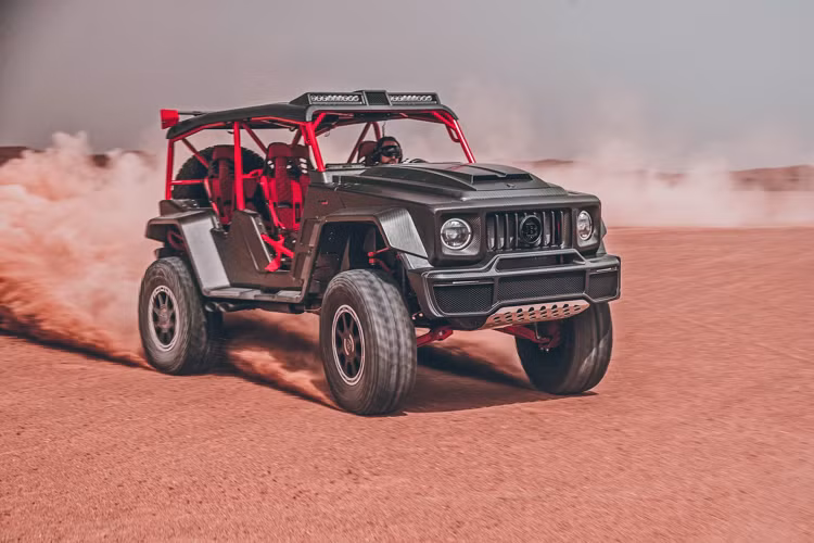 Ngoại hình Crawler 900 không chỉ gây chú ý ở thiết kế không có cửa ra vào như các mẫu xe địa hình việt dã mà xe có vóc dáng khá cao lớn. Khoảng sáng gầm lên tới 530 mm nhờ trục xe dạng portal, bộ giảm xóc có thể điều chỉnh độ cao, bộ vành 20 inch được bao bọc bởi bộ lốp địa hình Maxxis Razr hạng nặng kèm theo bánh sơ cua dự phòng ở phía sau. Đĩa phanh có kích thước 400 mm ở phía trước và 370 mm phía sau.
