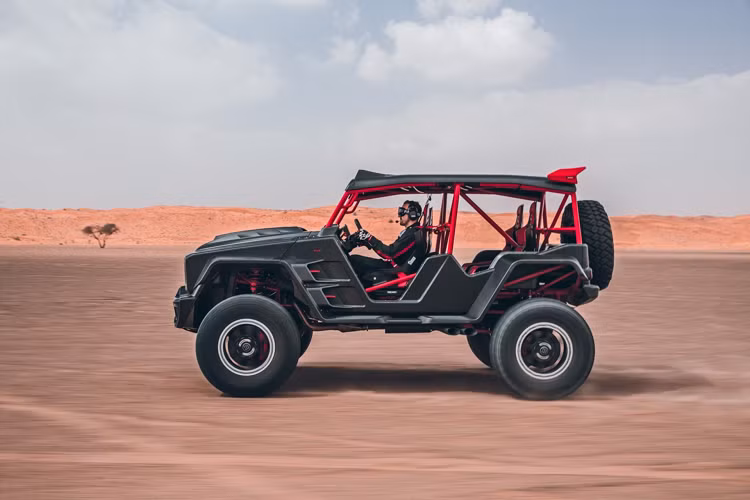 Brabus cung cấp bốn mũ bảo hiểm bằng sợi carbon miễn phí và hệ thống liên lạc hai chiều. Mức giá xe Brabus Crawler 900 bán ra gần 1 triệu USD và sản xuất giới hạn chỉ 15 chiếc trên toàn thế giới.