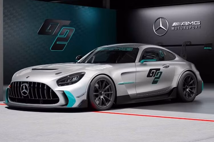 Điểm ấn tượng nhất của Mercedes-AMG GT2 2023 mới chính là sức mạnh vận hành. Mẫu xe thể thao được trang bị động cơ V8 biturbo dung tích 4.0L, sản sinh công suất 697 mã lực. Con số này cao hơn khá nhiều so với GT4 (510 mã lực) và GT3 (khoảng 550 mã lực).