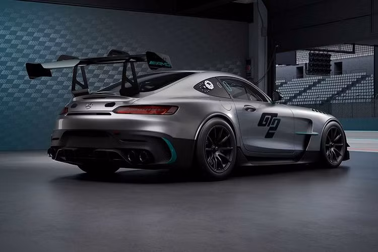 Hiện giá xe Mercedes-AMG GT2 2023 chưa được công bố chính thức nhưng một số chuyên gia nhận định mẫu xe đua mạnh mẽ này có thể chạm mốc 300.000 USD (tương đương 7 tỷ đồng).