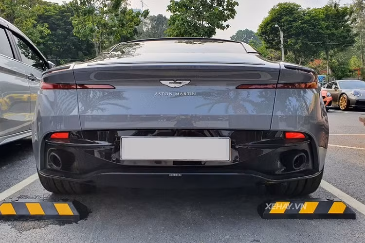 Thiết kế của DB11 được lấy cảm hứng khá nhiều từ đàn anh, tạo ra một diện mạo sang trọng, thanh lịch nhưng vẫn thể thao và hiện đại. DB11 được trang bị lưới tản nhiệt nan ngang sơn đen bóng đặc trưng cùng đèn pha sắc sảo với dải LED ban ngày ấn tượng.