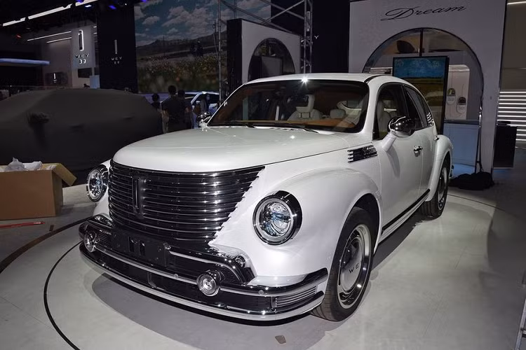 Dưới nắp ca-pô của WEY Yuanmeng 2023 là hệ truyền động hybrid, bao gồm máy xăng 4 xi-lanh, tăng áp, dung tích 1.5L tạo công suất tối đa 156 mã lực. Xe sử dụng hộp số ly hợp kép 9 cấp và hệ dẫn động cầu trước hoặc bốn bánh toàn thời gian. Hiện giá xe WEY Yuanmeng 2023 vẫn chưa được nhà sản xuất công bố.