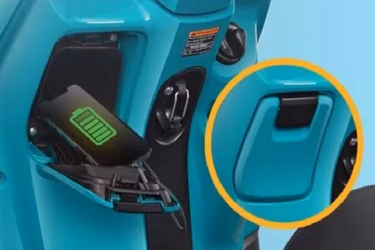 Một tiện ích đáng chú ý khác nữa là đồng hồ của xe dạng kỹ thuật số hoàn toàn, có khả năng kết nối với điện thoại thông minh qua ứng dụng Yamaha Y-Connect, cho phép người dùng chọn hiển thị các thông tin về cuộc gọi đến và báo tin nhắn ngay trên mặt đồng hồ của xe.