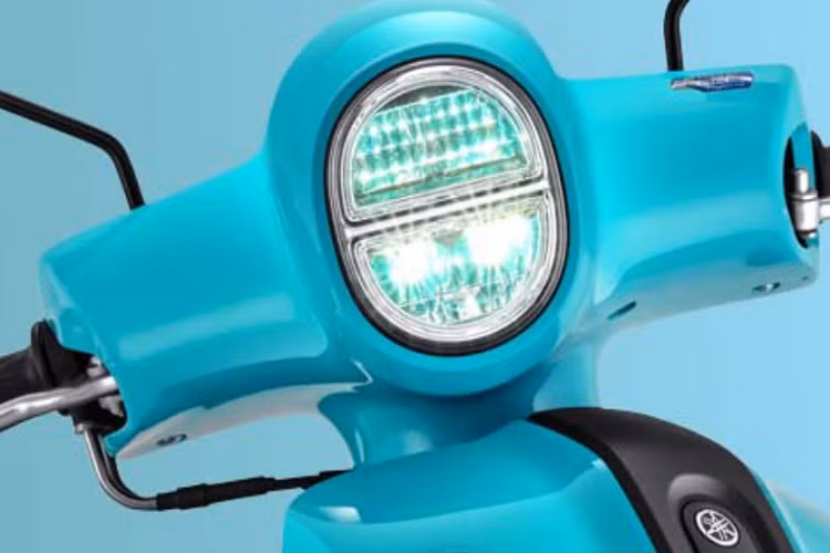 Cụ thể, Yamaha Fazzio Hybrid trang bị động cơ Blue Core với thiết lập xylanh đơn, dung tích 124,8cc, sản sinh công suất 8,3 mã lực tại tua máy 6.500 vòng/phút và mômen xoắn cực đại 10,6 Nm tại tua máy 4.500 vòng/phút.