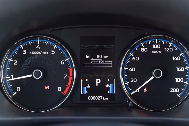 Chưa hết, Mitsubishi Xpander 2022 còn được tăng chiều cao gầm thêm 15 - 20 mm lên 220 - 225 mm, tùy phiên bản. Nhờ đó, đây là một trong những mẫu MPV cỡ nhỏ có gầm cao nhất trên thị trường. Bên trong Mitsubishi Xpander 2022 là không gian nội thất cải tiến với cách phối màu tương phản đẹp mắt và thời trang hơn.