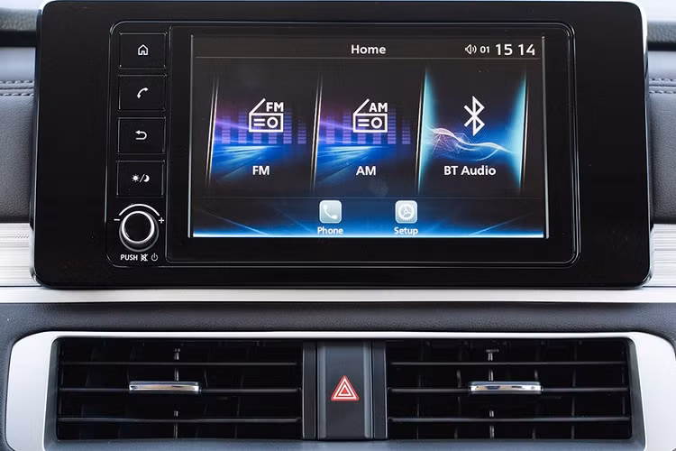 Khi bước vào bên trong mẫu MPV 7 chỗ này, chúng ta có thể nhận ra ngay mặt táp-lô giống Outlander mới và vô lăng 3 chấu tương tự Evo X. Thêm vào đó là hệ thống điều hòa với màn hình hiển thị LCD và nút chỉnh dạng cuộn mới. Ở hai góc mặt táp-lô giờ đây có thêm cửa gió điều hòa hình chữ nhật với viền kim loại mới.