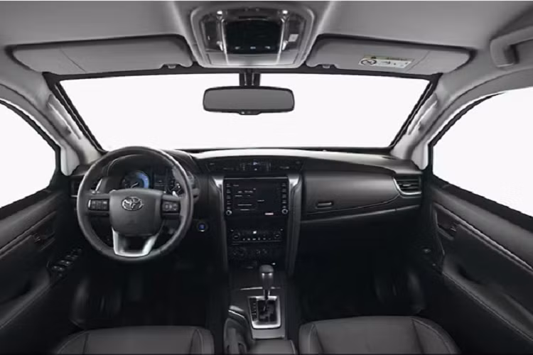 Nằm bên dưới nắp ca-pô của chiếc Toyota Fortuner bọc thép chống đạn này không phải là động cơ xăng và diesel quen thuộc của xe đang bán tại Việt Nam. Thay vào đó, chiếc xe này được trang bị động cơ xăng V6, dung tích 4.0L mạnh mẽ hơn.