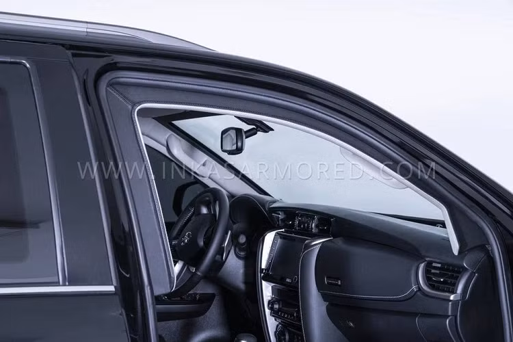Trong trường hợp khẩn cấp, chiếc SUV hạng trung này có thể chống được những cuộc tấn công bằng súng trường 7,62 mm và lựu đạn cầm tay. Nói cách khác, chiếc Toyota Fortuner bọc thép chống đạn này chẳng khác nào một "lô cốt di động".