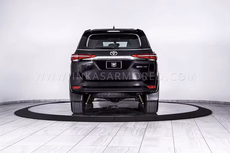 Không chỉ thân xe được bọc thép mà cửa sổ của chiếc Toyota Fortuner cũng đi kèm kính chống đạn chất lượng cao. INKAS khẳng định những khu vực quan trọng trong cấu trúc xe như hệ thống điện, ắc quy, bình xăng, bản lề cửa hay hệ thống treo đều được gia cố để giảm nguy cơ bị hỏng hóc. Đó là chưa kể đến bộ lốp runflat tiêu chuẩn dành cho chiếc Toyota Fortuner bọc thép chống đạn này.
