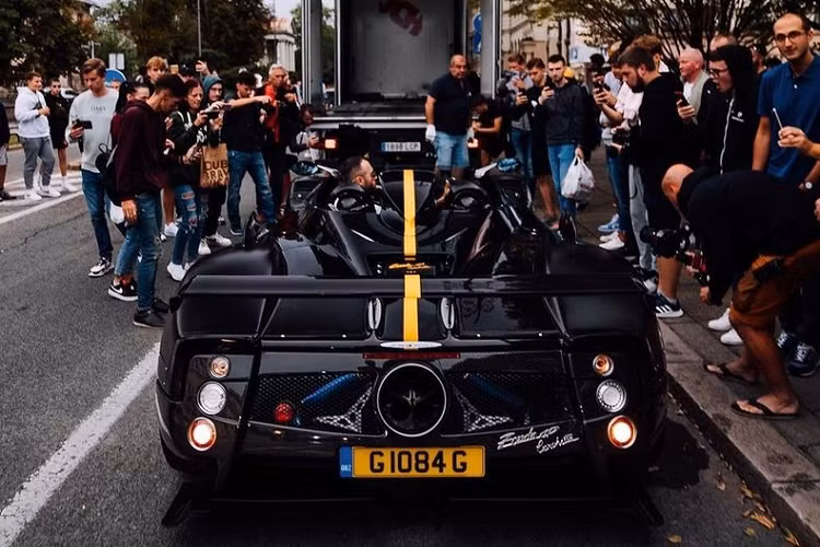 Zonda HP Barchetta là phiên bản đặc biệt của dòng siêu xe Pagani Zonda ra đời nhằm kỷ niệm sinh nhật lần thứ 60 của nhà sáng lập Horacio Pagani vào năm 2017 với số lượng giới hạn chỉ 3 chiếc trên toàn thế giới. Mức giá xe Pagani Zonda HP Barchetta bán ra là 17,5 triệu USD (khoảng 340 tỷ đồng) và là mẫu xe thương mại đắt nhất thế giới.