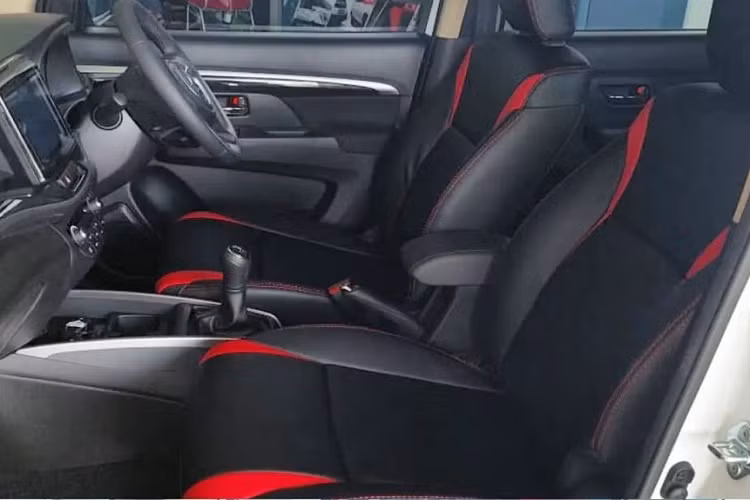 Bên trong xe, Suzuki XL7 Alpha FF 2022 được trang bị ghế bọc da màu đen với những điểm nhấn màu đỏ. Thêm vào đó là bộ xử lý tín hiệu DSP Soundstream 5 kênh và loa trầm Soundstream 10 inch nhằm cải thiện chất lượng âm thanh bên trong xe. Trang bị này kết hợp với màn hình thông tin giải trí dạng cảm ứng 8 inch của Suzuki XL7 Alpha FF 2022.