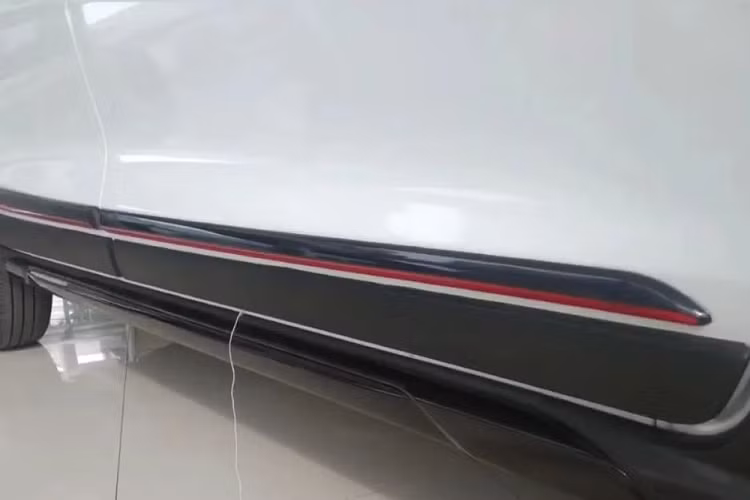 Là sản phẩm mới đầu tiên được Suzuki tung ra tại thị trường Indonesia trong năm 2022, XL7 Alpha FF 2022 sở hữu ngoại hình phong cách và rắn rỏi hơn bản thường. Theo đó, xe được bổ sung hốc gió trung tâm mới với điểm nhấn màu đỏ và bộ chẻ khí màu đen bên dưới.