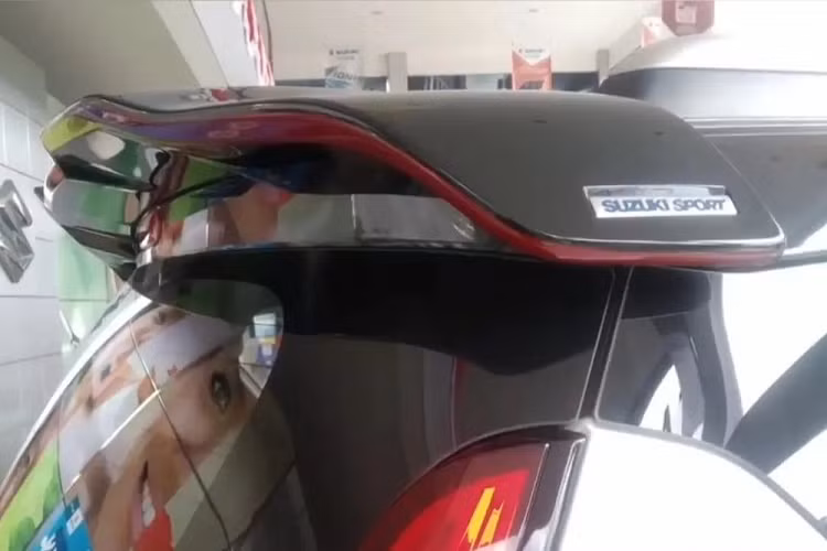 Tiếp đến là chắn bùn trước/sau màu đen bóng và trắng thay vì chỉ sơn màu đen như phiên bản thường. Bên sườn xuất hiện nẹp thân xe màu đỏ và đen mới. Trong khi đó, dưới cản sau có thêm bộ khuếch tán gió giả màu đen bóng, tương tự ở đầu xe. Sự thay đổi còn lại của Suzuki XL7 Alpha FF 2022 bao gồm logo "Limited" và cánh gió mui sơn màu đỏ - đen.